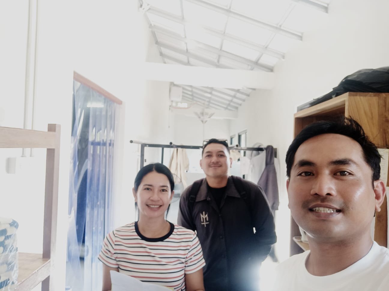 Pertemuan tim dengan pengelola laundry di Bali