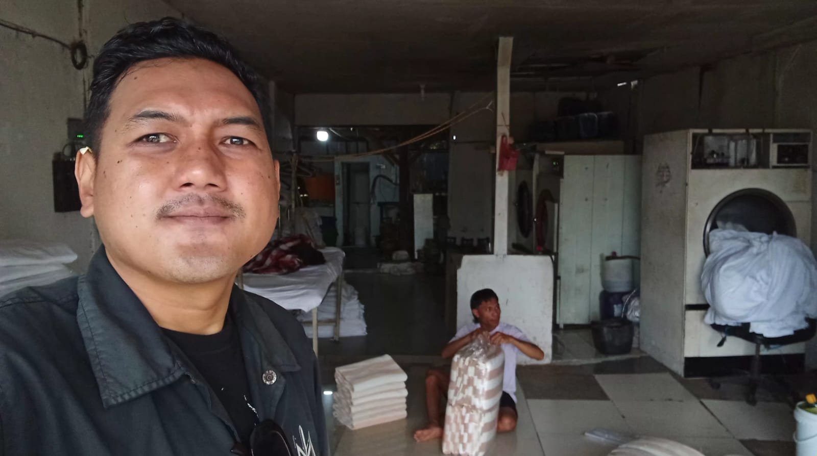 Kunjungan lapangan di area operasional laundry Bali