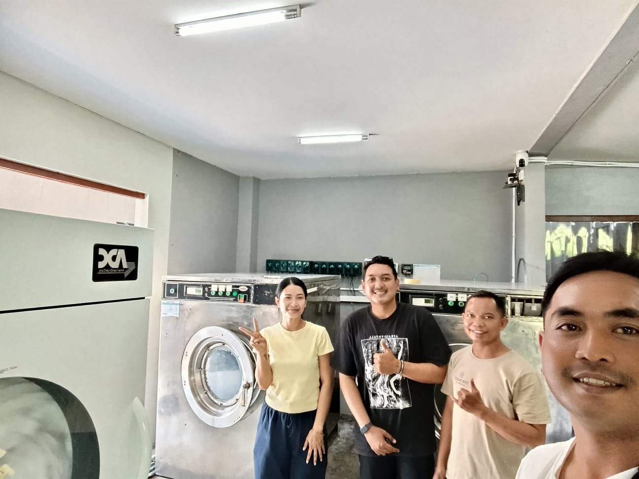 Tim dan operator saat kunjungan demo di fasilitas laundry komersial Bali