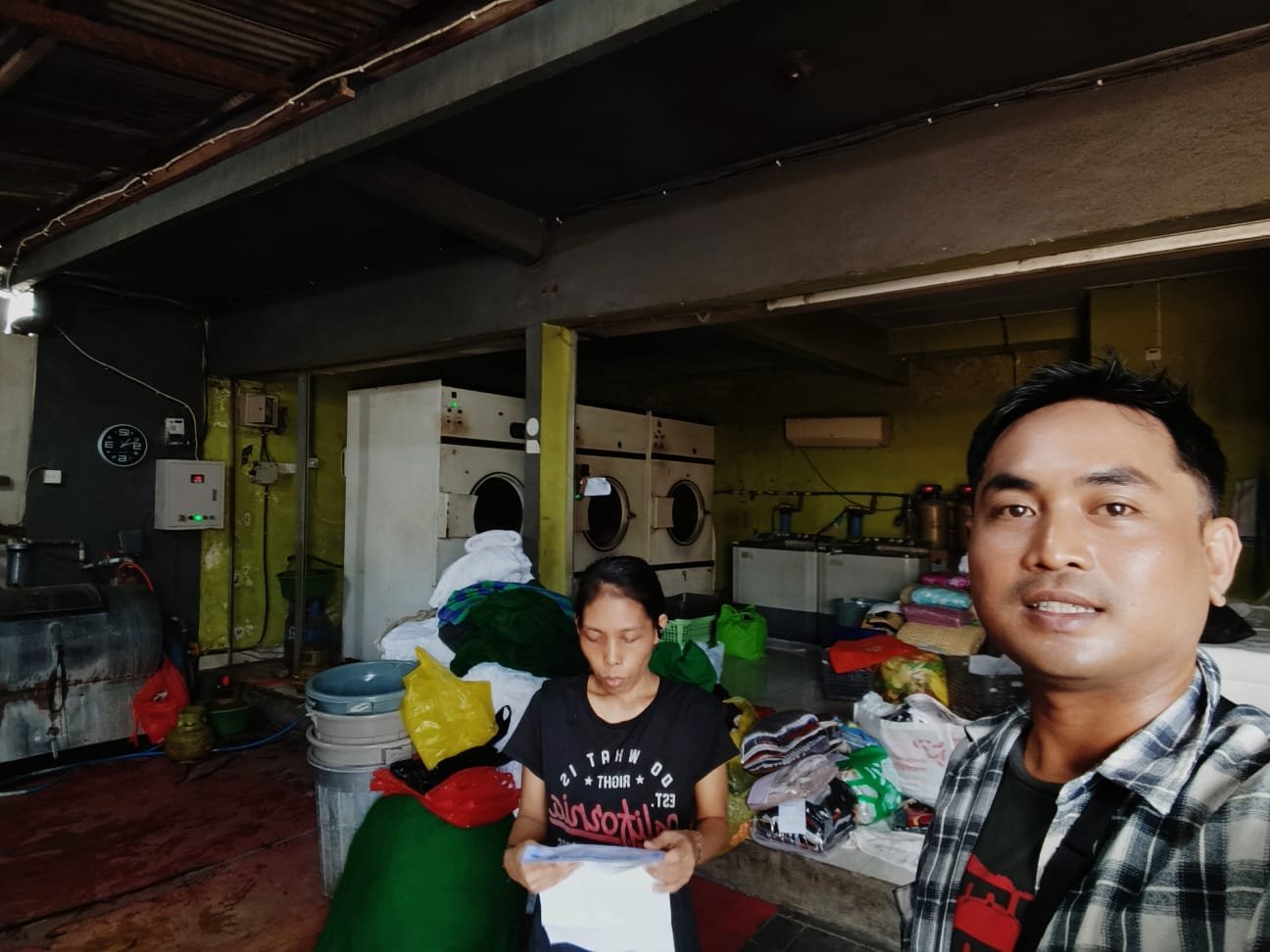 Observasi proses kerja di fasilitas laundry dengan mesin industri