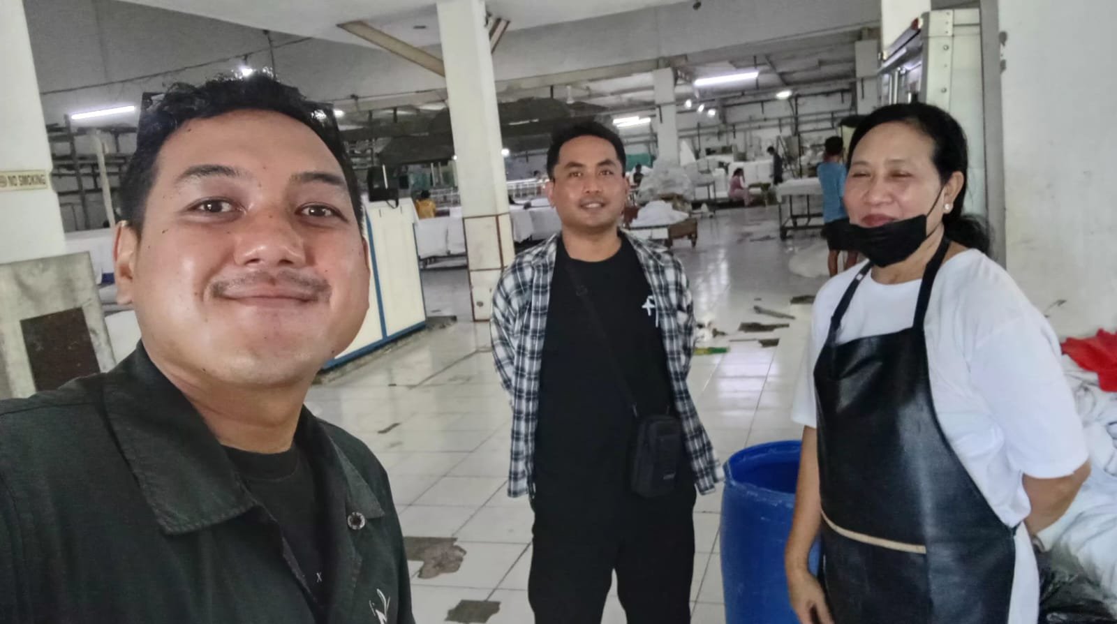 Kunjungan tim di area produksi laundry skala besar