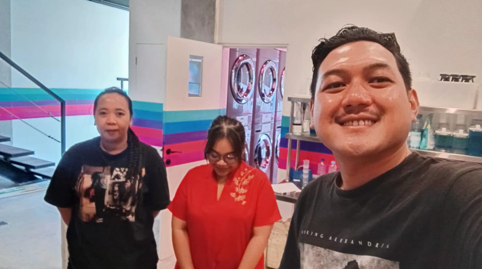Pertemuan dengan tim operasional laundry modern di Bali