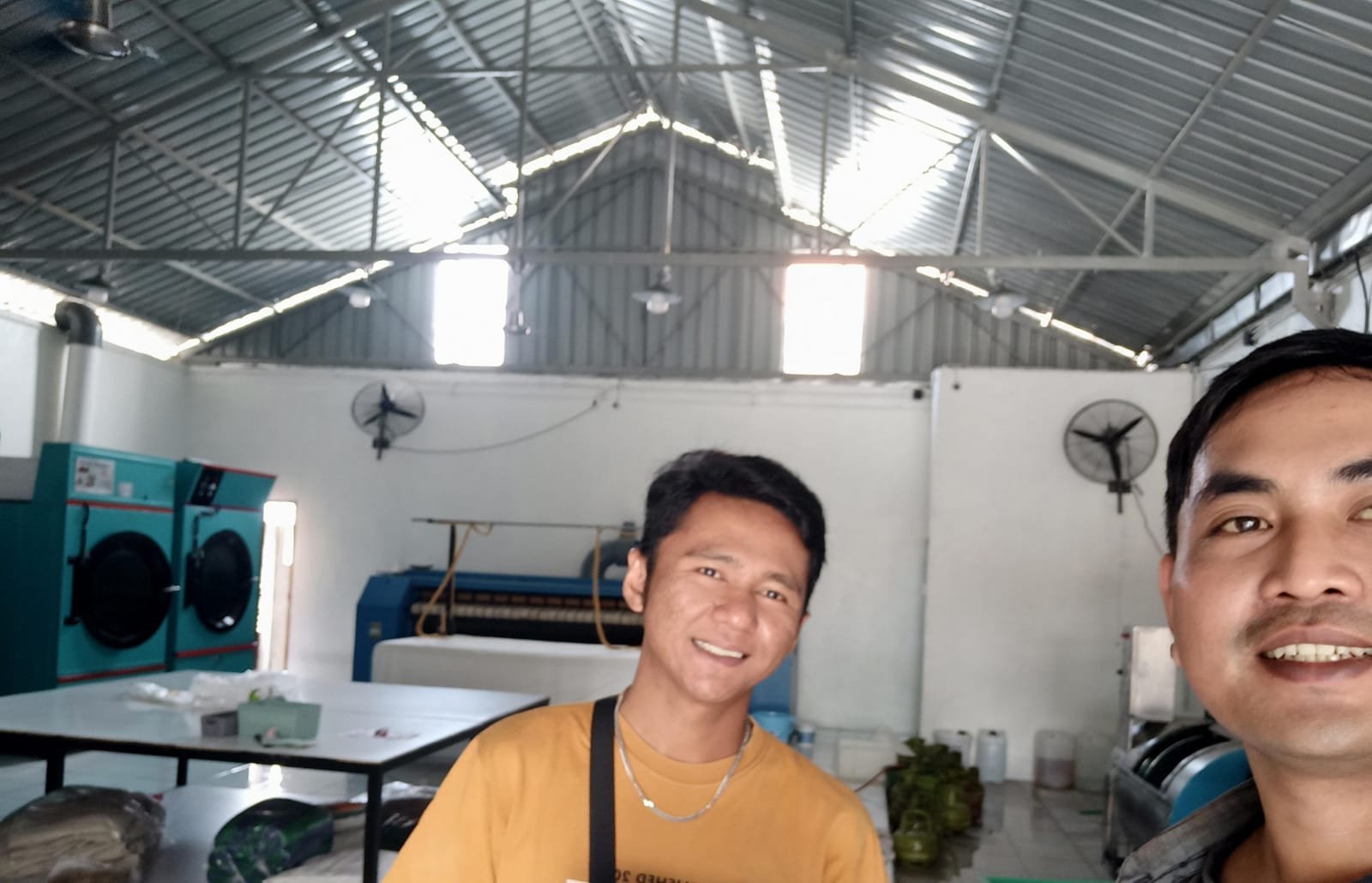 Kunjungan ke fasilitas laundry dengan area produksi luas