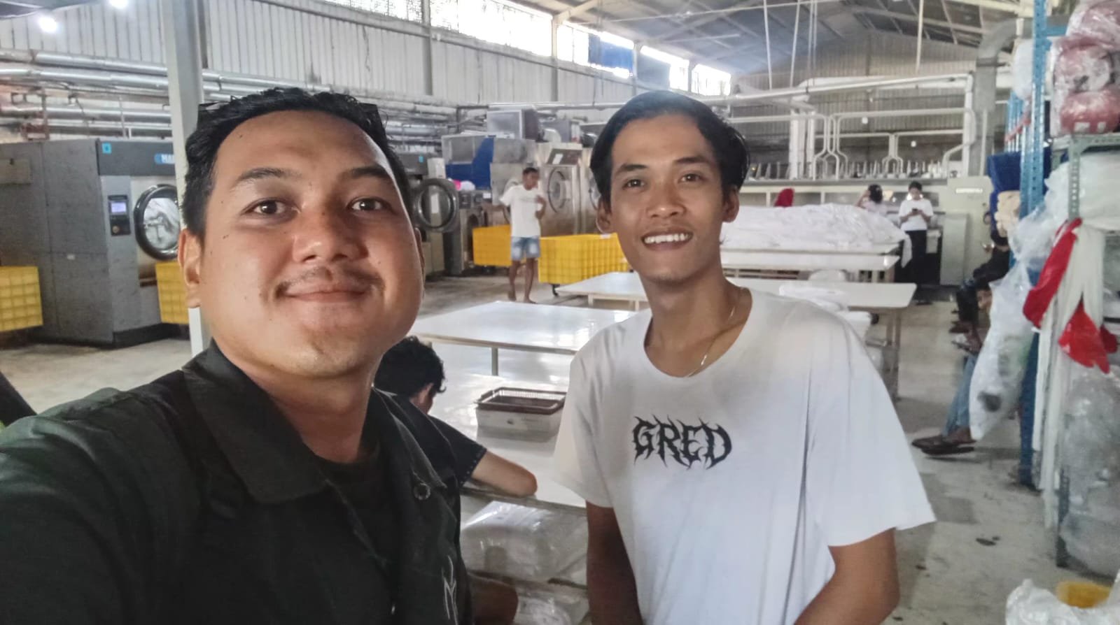Dokumentasi bersama operator di fasilitas laundry industri