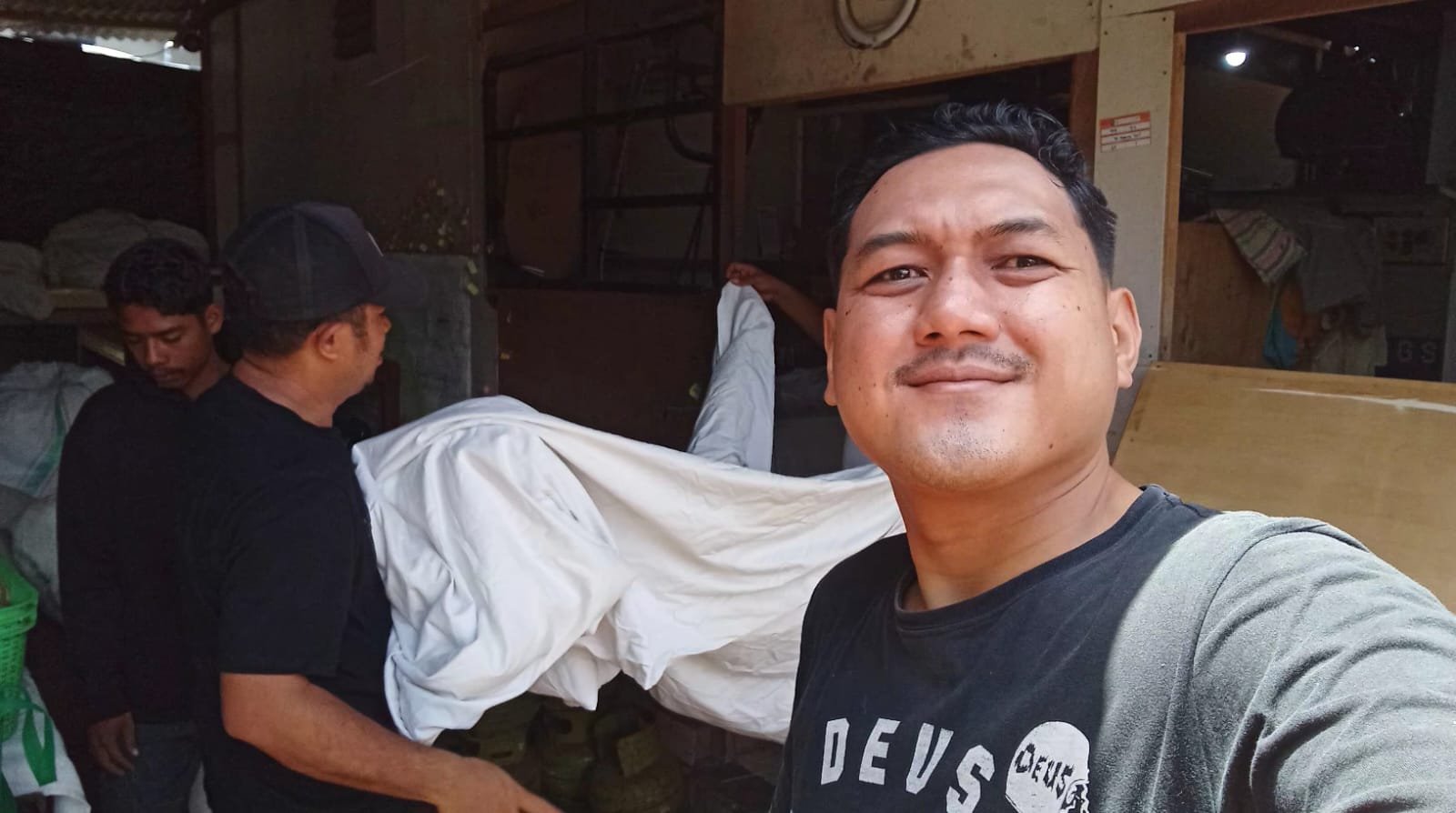 Pemeriksaan linen putih bersama tim laundry