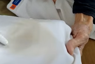 Noda kuning pada linen